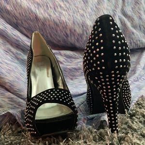 A pair of new Shi by journeys heels